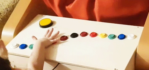 Gif d'un enfant appuyant sur des boutons