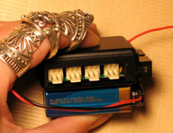 Mini-HF dans une main.
