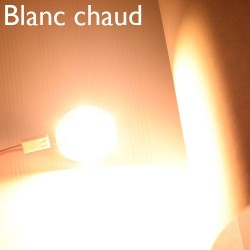 Lampe LED blanc chaud et feuilles de papier