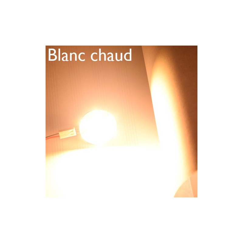 Lampe LED blanc chaud et feuilles de papier