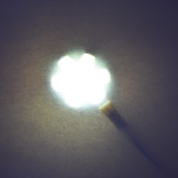Lampe LED 12V 3 Watts derrière une feuille de papier