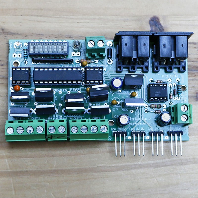 4 Servos / 4 Transistors H.D. en biais